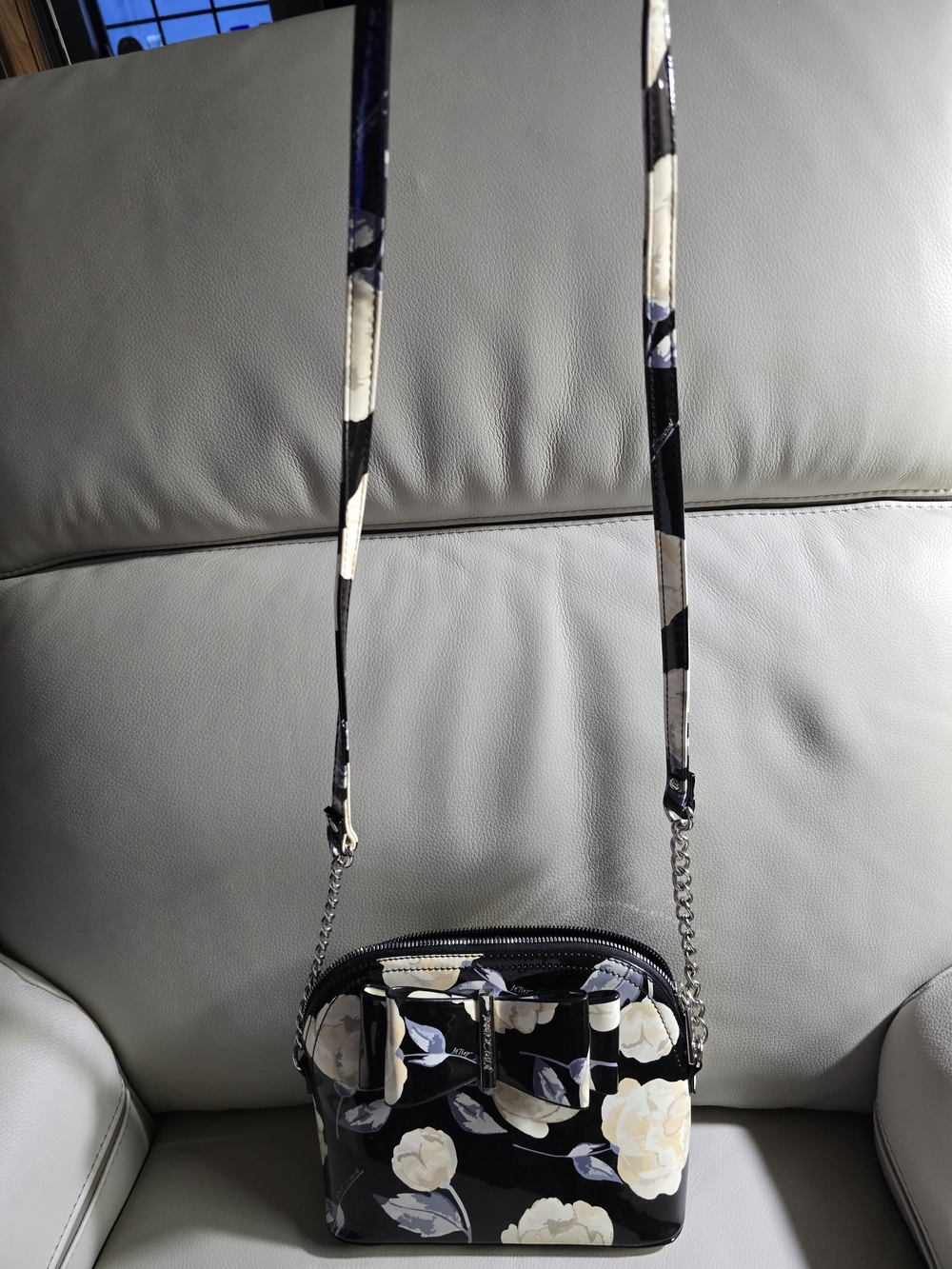 Betsy Johnson EUC Patent Crossbody Bag in Black and Cream w/ A Bow 9x8x3.75 - Picture 7 of 9
